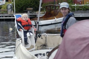 Bildet viser hvordan man kan sikre baby i båt