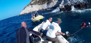 Redningsselskapets søsterorganisasjon Hellenic Rescue Team i aksjon langs land for å redde migranter i Hellas.