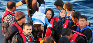 - Flyktninger - kvinner og barn, menn - reddes om bord i redningsskøyta "Peter Henry von Koss" i farvannet mellom Tyrkia og Hellas.