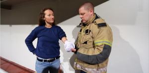 Bildet viser en redningsmann som behandler en brannskade.