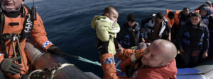 Internasjonalt arbeid: Mannskapet på «Peter Henry von Koss» redder et barn ombord i farvannet mellom Tyrkia og Hellas.