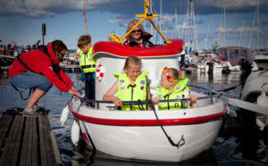 Bildet viser barn i elias-båten