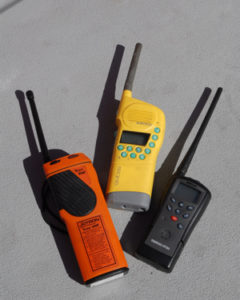 Bildet viser håndholdte vhf-radioer