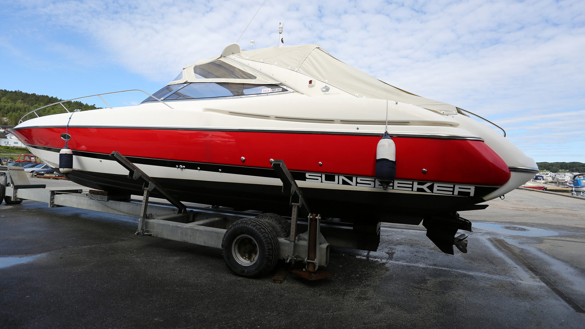 Bildet viser en båt er tatt på opplag og som er klar for vinterlagring