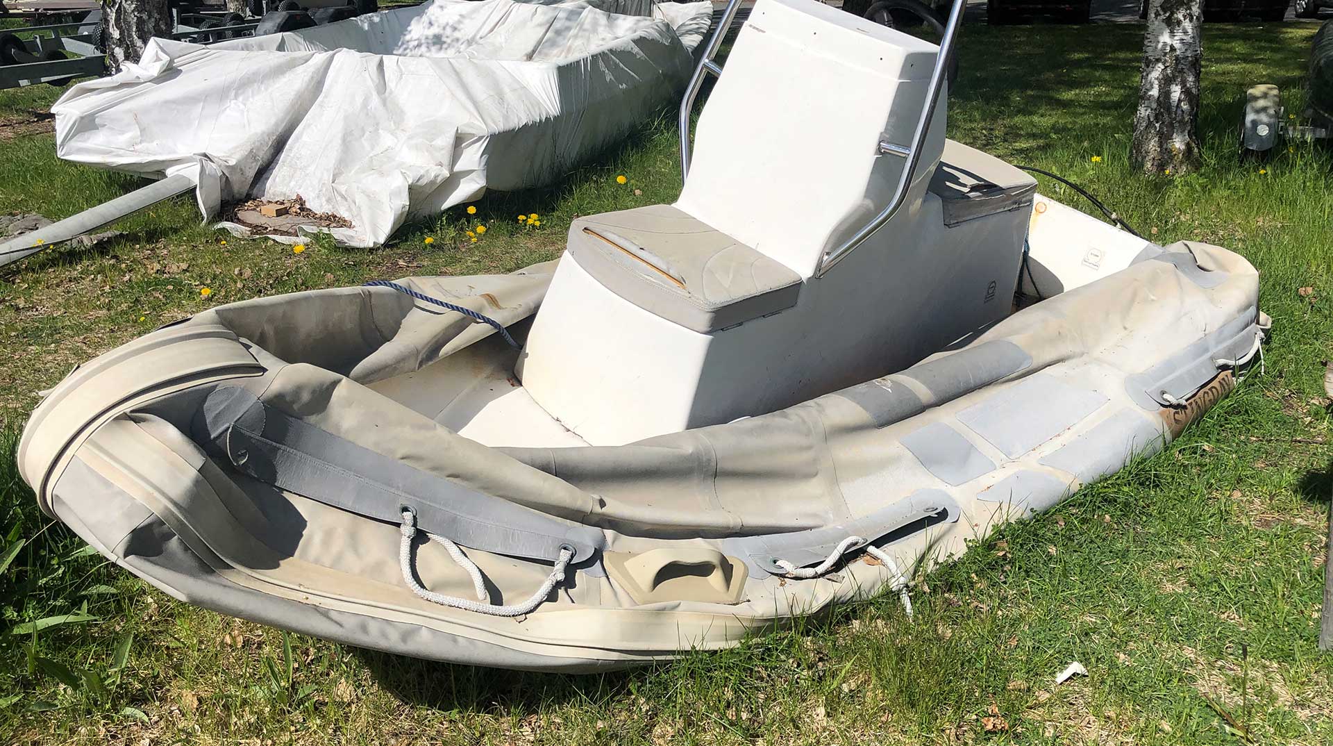 Bildet viser en gummibåt som har punktert og trenger reparasjon.