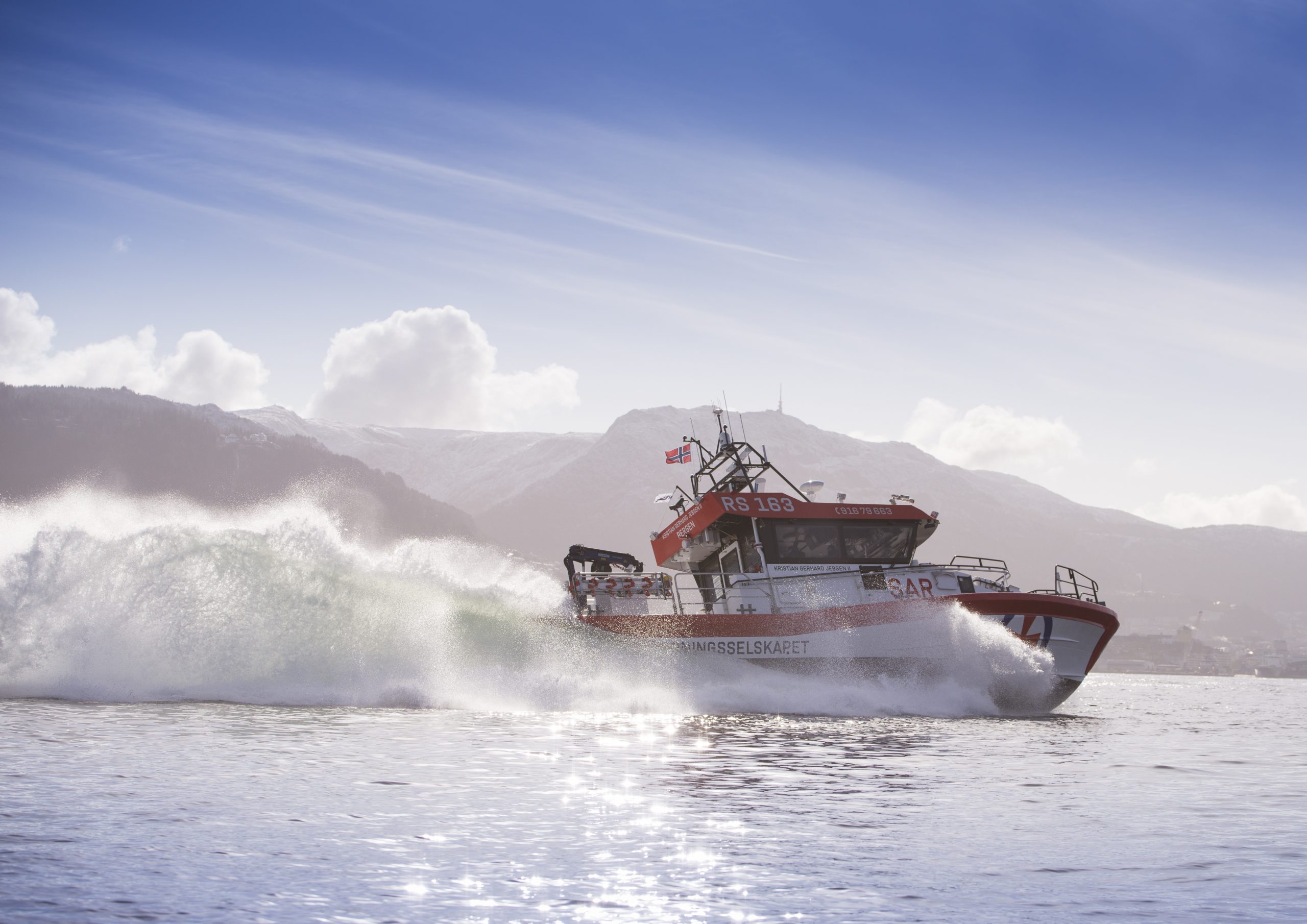Bildet viser en redningsskøyte langs kysten i Bergen