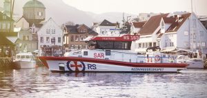 Bildet viser en redningsskøyte langs bryggen i Bergen