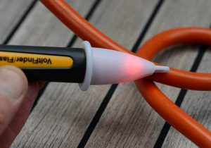 Spenningsdetektor_penn med rødt lys som indikerer om kabelen fører strøm