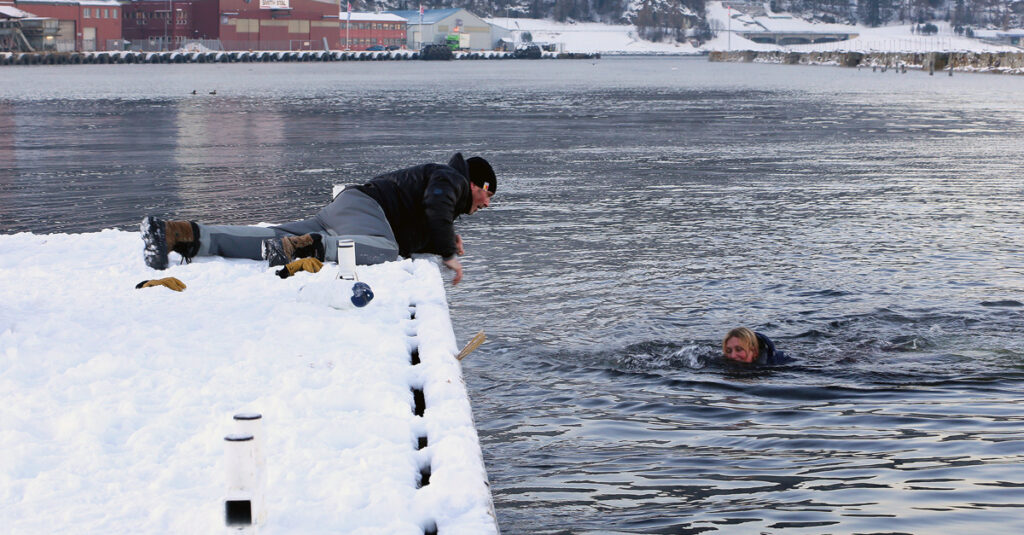 Vet du hva du skal gjøre om du havner uventet i kaldt vann? Hold hodet kaldt. 

Skaff hjelp