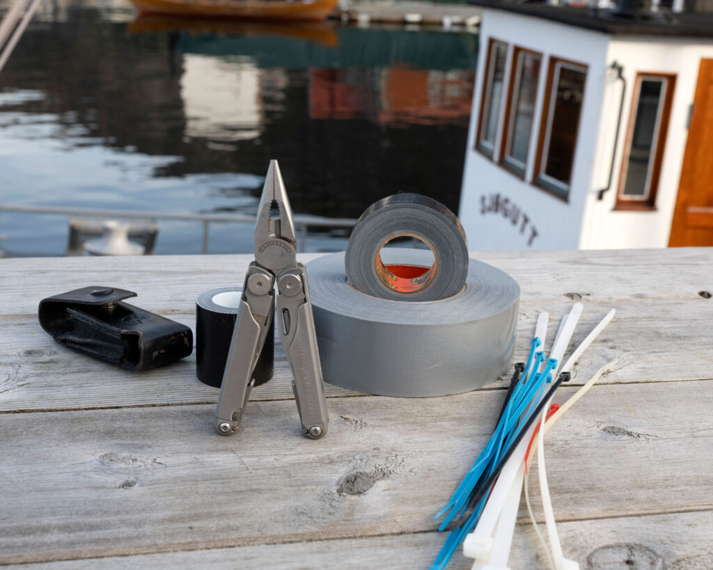 MacGyver-pakken til båt består av duct tape, leatherman og buntebånd.