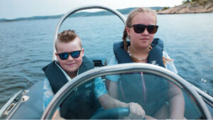 Tenåringer i egen båt