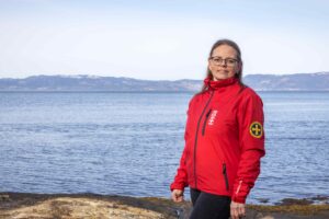 Line Johansen foran sjøen. Hun er med i Frivillig Land Trondheim og stolt over å kunne bidra til å trygge lokalsamfunnet sitt.