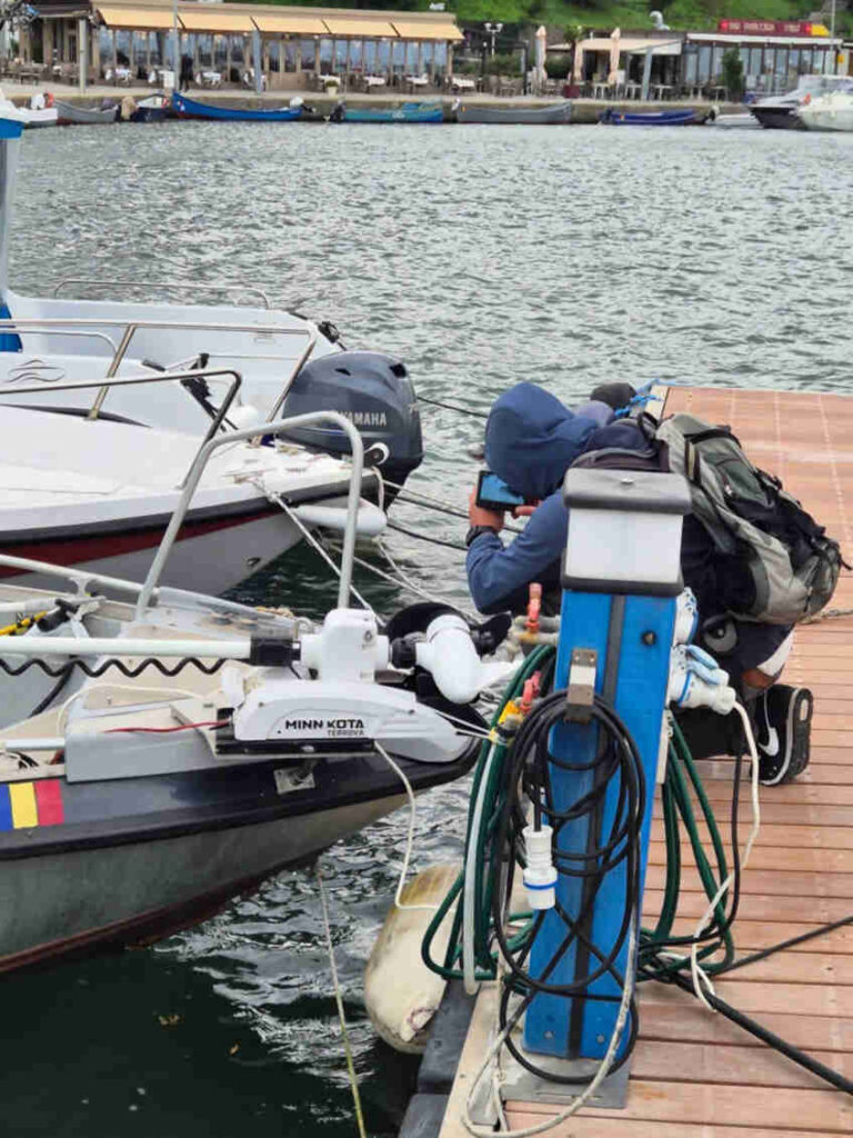 Detektivarbeid: Med tilatelse fra havnesjefen går Skaare og Gustavsson om bord i båtene og leter etter identifiseringsmarkører.