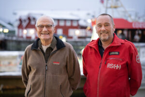 Redningsbåten «Inger Johanne» er oppkalt etter Inger Johanne Josefsen. Her er ektemannen Torbjørn sammen med Asbjørn Inge Thomassen som er skipper på redningsskøyta i Svolvær.