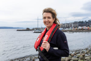 Generalsekretær Janne Oddaker iført redningsvest. Pressebilder